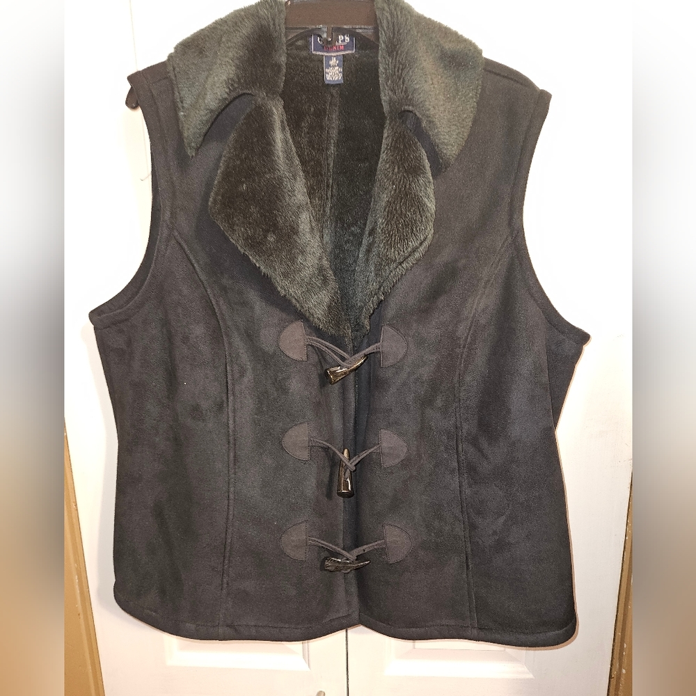 Chaps Ralph Lauren Womens Black Faux Suede Fur Vest, great used condition